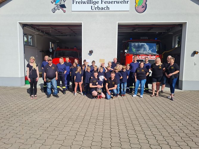 Die Kirmesgesellschaft Urbach &uuml;bergab ihre Spende an die Kinder- und Jugendfeuerwehrabteilung der FFW Urbach (Foto: Kevin Seifert)