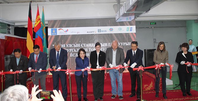 Am 10. Mai wurde die Schwei&szlig;technische Kursst&auml;tte in Erdenet von Vertretern der Kooperationspartner sowie Vertretern des mongolischen Ausbildungsministeriums und  der deutschen Botschaft er&ouml;ffnet. (Foto: &copy; GIZ)
