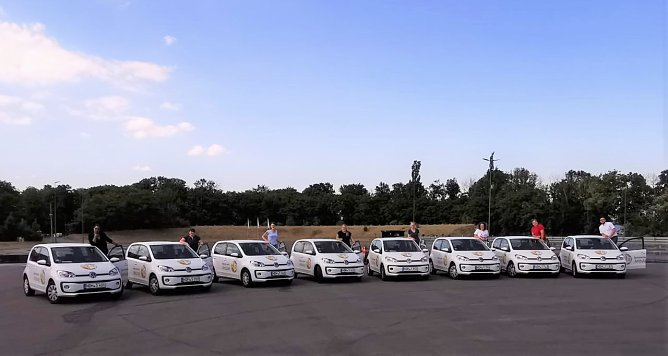 Fazit f&uuml;r die Mitarbeiter vom Seniorenwerk Ambulant beim Fahrsicherheitstraining: Der Lernfaktor und Spa&szlig; zusammen waren eine gute Mischung. (Foto: Seniorenwerk)