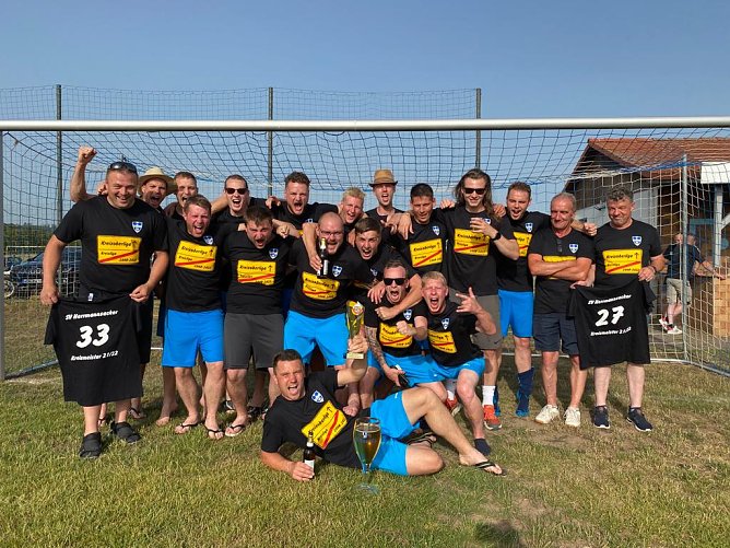 Die Kicker aus Herrmannsacker feierten ihren Aufstieg in die Kreisoberliga (Foto: Frank Seiler)
