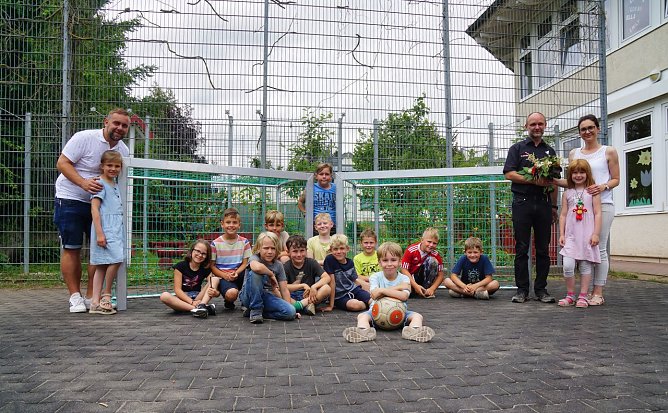 An der Heinz-Sielmann-Grundschule in Niedersachswerfen freut man sich &uuml;ber die neuen Fu&szlig;balltore (Foto: Susanne Schedwill)