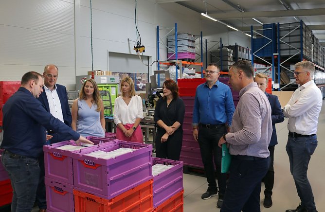 Von links: Torsten Buchwald, Matthias Jendricke, Carina Schmidt-Pf&ouml;rtner, Alexandra Rieger, Dr. Katja B&ouml;hler, Prof. Dr. J&ouml;rg Wagner, Niels Neu, Marcel K&uuml;bler, Andr&eacute; Materlik (Vorstand NUV) (Foto: NUV/Piper)