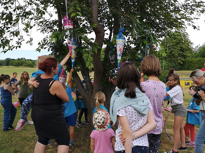 Gro&szlig;e Freude hatte man am Zuckert&uuml;tenbaum (Foto: Kita Heringen)