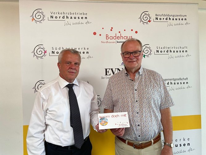 Gesch&auml;ftsf&uuml;hrer Olaf Salomon (links) &uuml;bergab an Pr&auml;sident Uwe T&ouml;rpe (rechts) einen Badehaus-Gutschein im Wert von 500 Euro (Foto: Marco Bachmann (Stadtwerke Nordhausen)  )