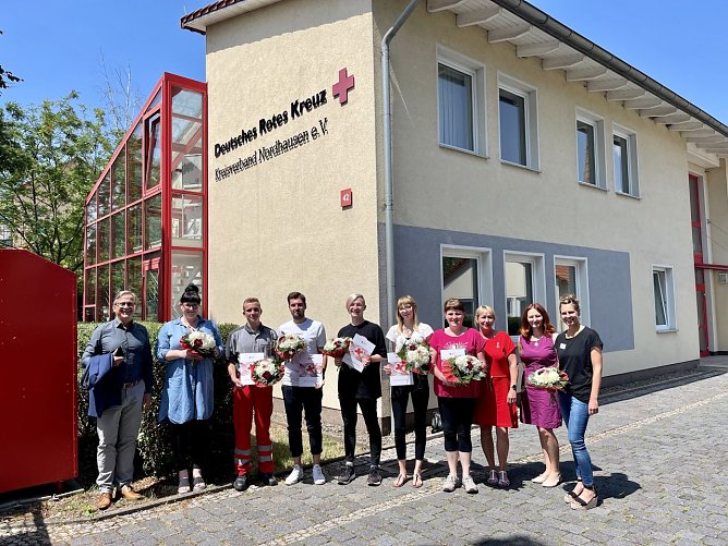Vorstandsvorsitzender Uwe Kramer, Vorstand Doreen Apel, Praxisanleiterinnen Kerstin Merten (Rettungsdienst) und Nadja Pflug (Pflege) begr&uuml;&szlig;ten gestern unsere neuen Auszubildenden des DRK Kreisverband Nordhausen. (Foto: DRK NDH)