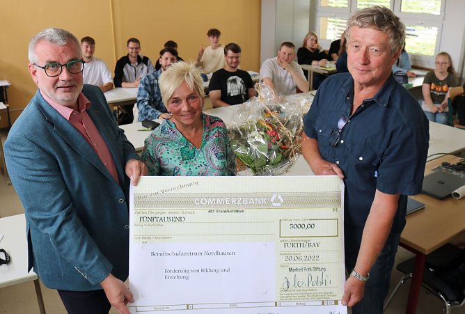 Der Vorsitzende des F&ouml;rdervereins, Jens Schneider und der 1. Beigeordnete des Kreises, Stefan N&uuml;&szlig;le nahmen die Spende aus der Hand von Katrin St&auml;hling entgegen (Foto: Pressestelle Landratsamt Nordhausen)