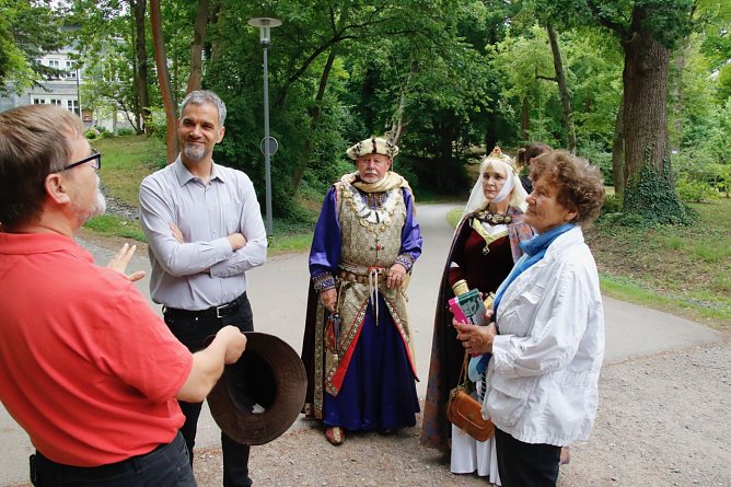 Dr. Dahms wei&szlig; viel &uuml;ber das Pilgern zu berichten, zum Damals wie zum Heute (Foto: agl)