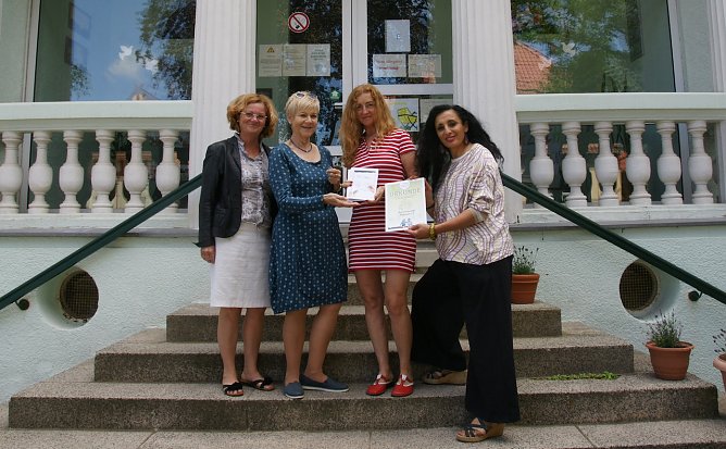 Dieser Scheck, den Elke Schurig, Rosemarie Schmack-Siebenlist-Hinkel, Gabriele L&uuml;tzkendorf  und Vivian Grabe vor dem Familienzentrum pr&auml;sentieren, sorgt f&uuml;r starke Kinder.  (Foto: M.Daniel)