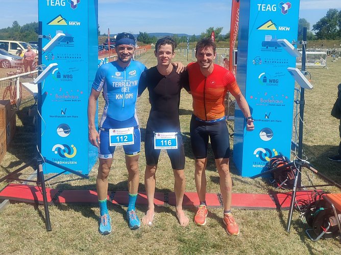 Das Podium der Herren &uuml;ber die Olympische Distanz, v.l.: Stephan Knopf (2.), Morris Weihm&uuml;ller (1.), Ren&eacute; Trillitsch (3.) (Foto: Johann Reinhardt)