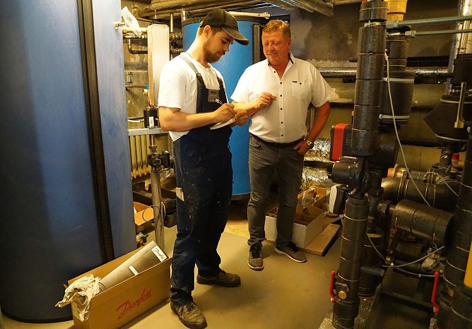 Im Keller des Wohnblockes Am Frauenberg 1-7 wurden die Fernw&auml;rme&uuml;bertragungsstation und die Warmwasseraufbereitung erneuert. Der hintere alte Warmwasserspeicher muss noch ausgebaut werden. SWG-Projektleiter Steffen Peter bespricht mit Lukas Thiem von der Firma Badmanufaktur Eberhardt letzte Einzelheiten.  (Foto:  SWG Nordhausen/S. Schedwill )