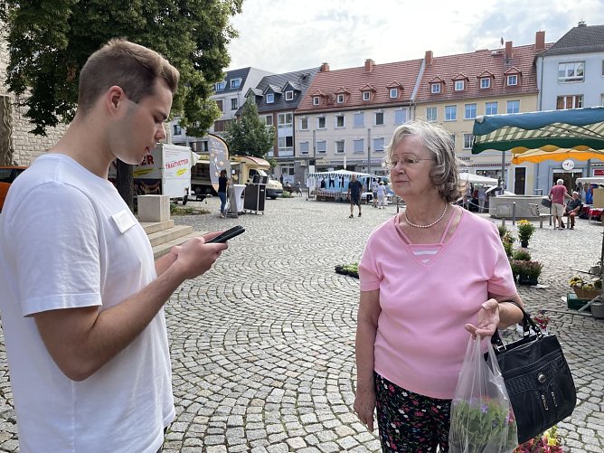 Lukas Ullrich f&uuml;hrt dieser Tage eine Umfrage auf dem Wochenmarkt durch (Foto: Stadtverwaltung Nordhausen)