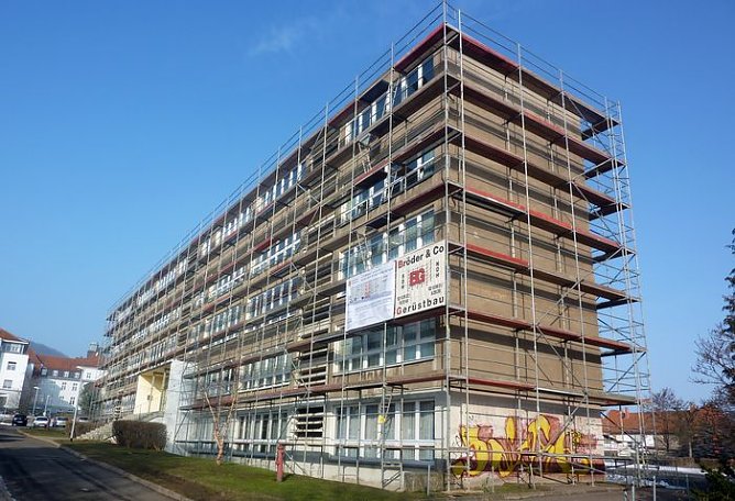 Fassade eingekleidet (Foto: E. Kagelmacher) Fassade eingekleidet (Foto: E. Kagelmacher)