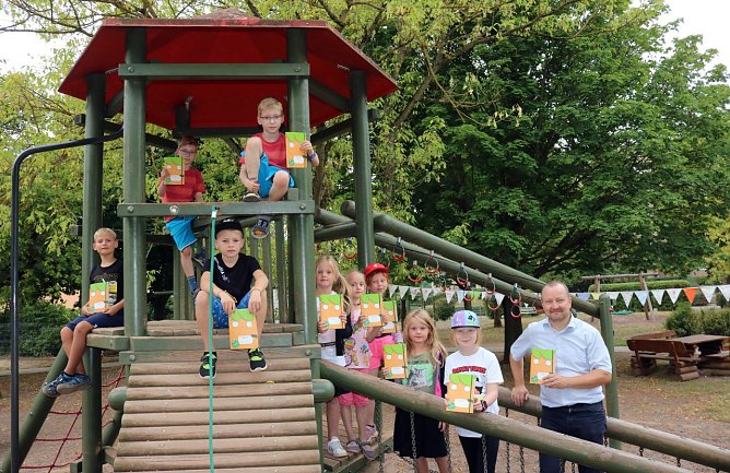 Das M&ouml;hrchenheft ist wieder da: Auch im n&auml;chsten Schuljahr nutzen wieder fast alle Grundschulen und F&ouml;rderzentren in Stadt und Landkreis Nordhausen das nachhaltige Hausaufgabenheft, darunter auch die Sch&uuml;lerinnen und Sch&uuml;ler der Montessori-Grundschule in Nordhausen (Foto: Pressestelle Landratsamt)