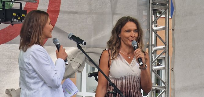 Jana Z&ouml;ller er&ouml;ffnet mit Moderatorin Sabine K&ouml;ppen das letzte EVN-Fest auf dem Nordh&auml;user Petersberg (Foto: nnz)