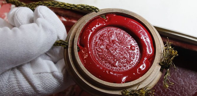 Ein gut erhaltenes Siegel aus der Sammlung des Nordh&auml;user Stadtarchis. Nicht alle der bis zu 600 Jahre alten Siegel sind noch derart gut in Schuss (Foto: agl)