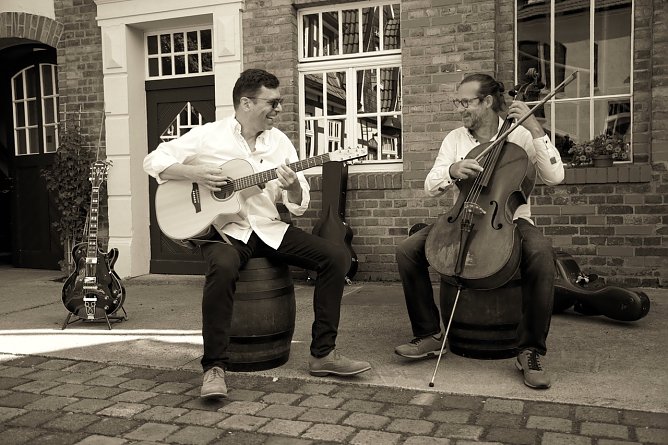 Kohl und Weickler sind im Duo "noKlassik" (Foto: Echte Nordh&auml;user Traditionsbrennerei)