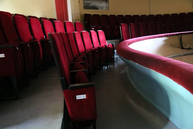 Theaterst&uuml;hle stehen zum Verkauf (Foto: Theater Nordhausen)