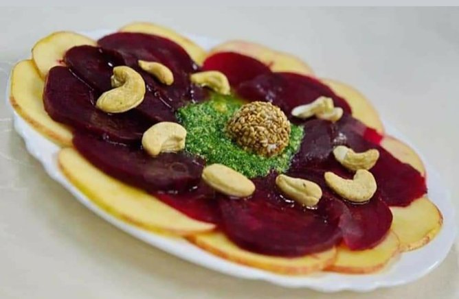 Auch das kann man mit Roter Beete machen: ein Carpaccio mit Apfel, einer Praline aus Ziegenk&auml;se und Sesam auf Rucola-Walnuss Pesto (Foto: Helene Kempe)