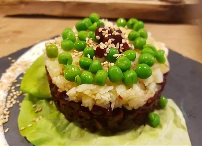 Das Auge ist bekannterma&szlig;en mit, auch bei dieser Komposition aus Roter Beete, Apfel, Erbsen und Sesam auf Salat (Foto: Helene Kempe)