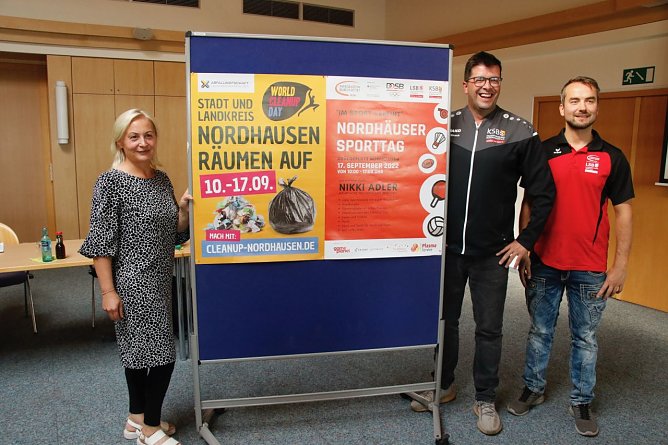 v.l.: Kathrin Materlik, Leiterin der Abfallbeh&ouml;rde, KSB-Chef Patrick B&ouml;rsch und der Organisator des Nordh&auml;user Sporttages, Jonny Kleinschmidt (Foto: agl)