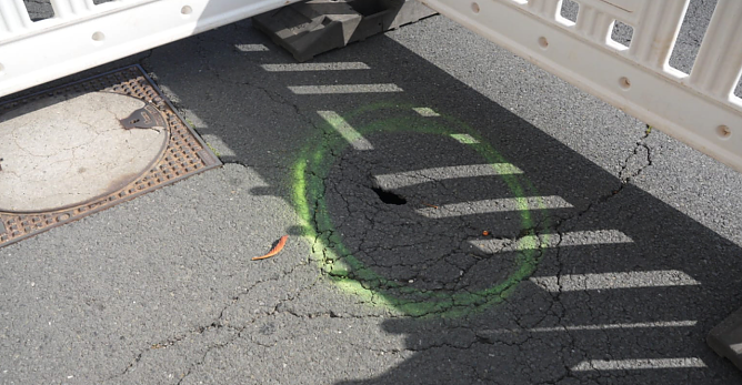 Gro&szlig; war das Loch in der Kyffh&auml;userstra&szlig;e nicht, doch man lie&szlig; in Anbetracht der Geologie rund um Nordhausen lieber Vorsicht walten (Foto: Sven Tetzel)