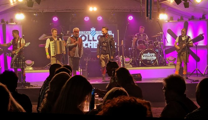 Frank Pojtinger k&uuml;ndigt das "K&ouml;niglich Bayrische Vollgas Orchester" an (Foto: nnz)