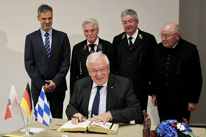 Ehre wem Ehre geb&uuml;hrt: der "Mutige", Thomas Bauer beim Eintrag in das Goldene Buch der Stadt, dahinter Oberb&uuml;rgermeister Kai Buchmann, der "Macher" Dr. Peter Pfeifer, Gesch&auml;ftsf&uuml;hrer Michael Seifert und "der Vermittler", Prof. Heinrich Markgraf (Foto: J. Piper)