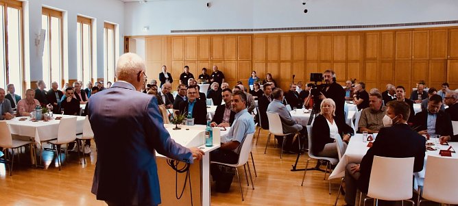 Im Ratssaal feierte man gestern den 25. Geburtstag der "Granitbau Nordhausen" (Foto: agl) Im Ratssaal feierte man gestern den 25. Geburtstag der "Granitbau Nordhausen" (Foto: agl)