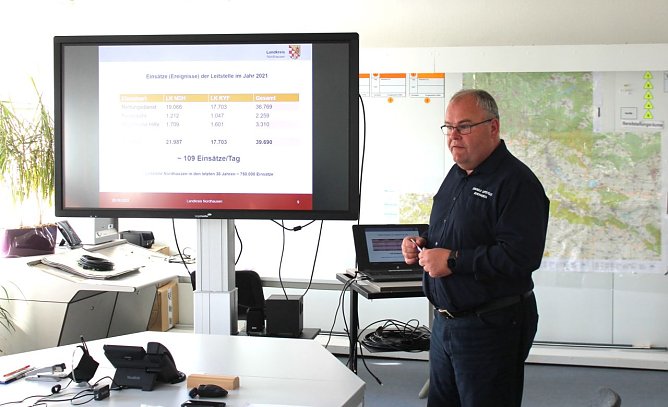 Tobias Mielke erläutert Aufgaben und Funktionsweisen der Nordhäuser Leitstelle (Foto: oas) Tobias Mielke erläutert Aufgaben und Funktionsweisen der Nordhäuser Leitstelle (Foto: oas)
