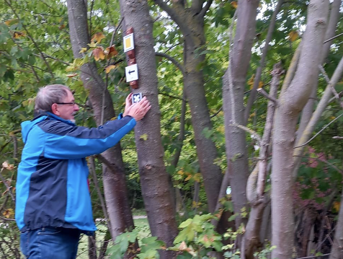 Der Kreiswegewart Andreas Heise bei der Arbeit (Foto: Gudrun Zeitler) Der Kreiswegewart Andreas Heise bei der Arbeit (Foto: Gudrun Zeitler)