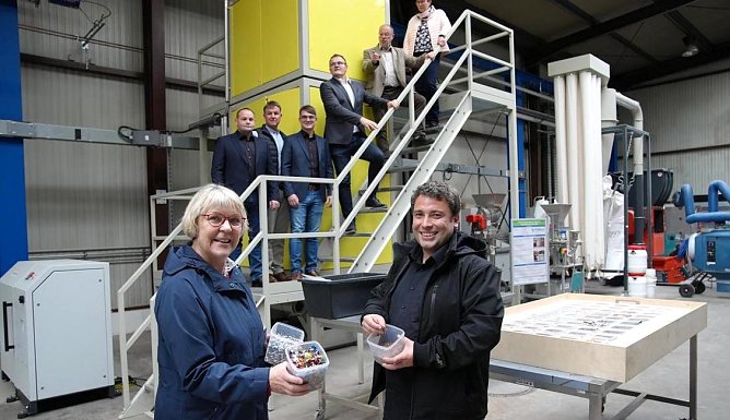 Die Sondersh&auml;user K-UTEC spendete dem Innovationszentrum f&uuml;r Wertstoffe (ThIWert) einen elektrostatischen Freifallscheider.  (Foto: T.Berg)