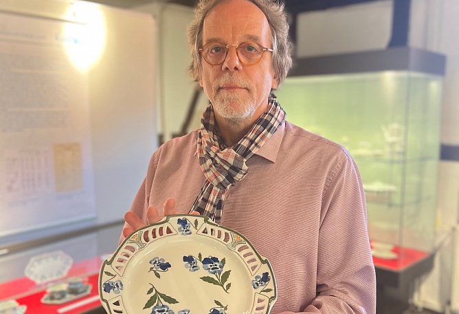 Museumsleiter Jürgen Rennebach präsentiert Ausstellungsstücke (Foto: Stadtverwaltung Nordhausen) Museumsleiter Jürgen Rennebach präsentiert Ausstellungsstücke (Foto: Stadtverwaltung Nordhausen)