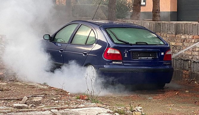 Brennender Renault in Bleicherode (Foto: Landespolizeiinspektion Nordhausen) Brennender Renault in Bleicherode (Foto: Landespolizeiinspektion Nordhausen)