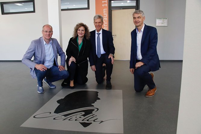 Der Umbau hat viele V&auml;ter und M&uuml;tter, vor Ort waren heute Landrat Matthias Jendricke, seine Amtsvorg&auml;ngerin und Landtagspr&auml;sidentin Birgit Pommer, Bildungsminister Helmut Holter und Schulleiter Thomas Ga&szlig;mann (Foto: agl)