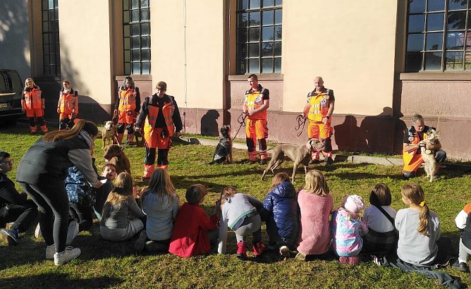 Die Rettungshundestaffel Teamdogs präsentierte sich vor der Kirche (Foto: R.Englert) Die Rettungshundestaffel Teamdogs präsentierte sich vor der Kirche (Foto: R.Englert)