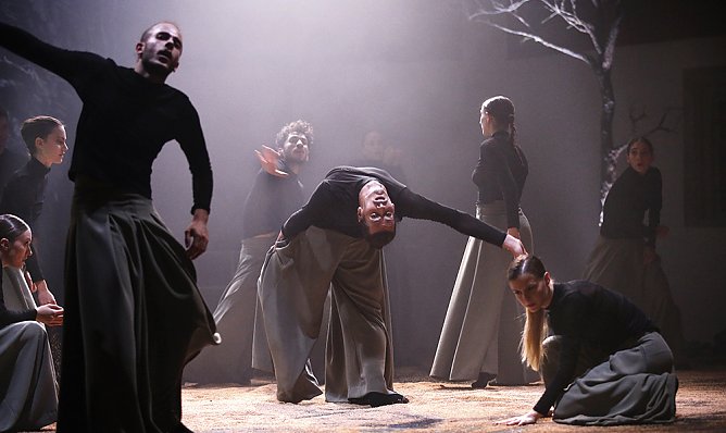 Szenenfoto aus dem Ballett "Ein Deutsches Requiem" (Foto: Zenna/TNLOS) Szenenfoto aus dem Ballett "Ein Deutsches Requiem" (Foto: Zenna/TNLOS)