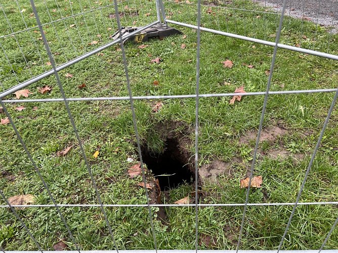 Abgesperrtes Erdloch im Stadtpark (Foto: Stadtverwaltung Nordhausen) Abgesperrtes Erdloch im Stadtpark (Foto: Stadtverwaltung Nordhausen)