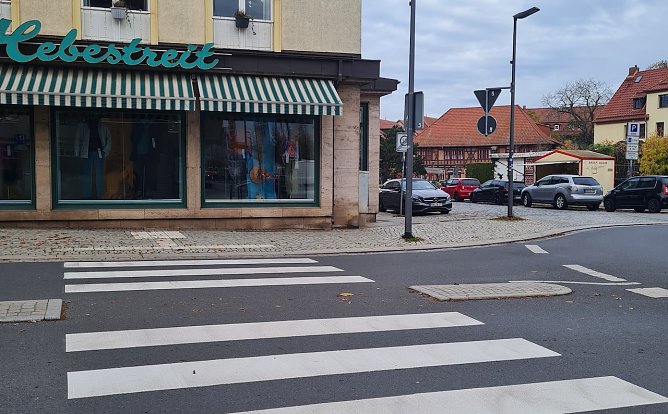Zebrastreifen wurden nachgezeichnet (Foto: Stadtverwaltung)