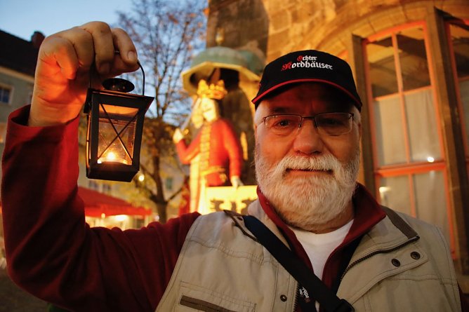Gästeführer Michael Garke führt durch das "dustre" Nordhausen (Foto: agl) Gästeführer Michael Garke führt durch das "dustre" Nordhausen (Foto: agl)