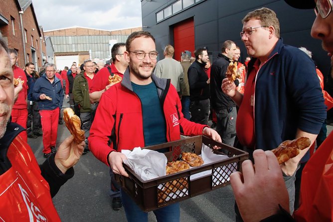 Alexander Scharff und Kollegen verteilten passend zum Datum heute auch Martinsbrezeln unter den Streikenden (Foto: agl)