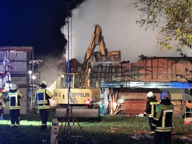 Noch in der Nacht wurde schweres Gerät zum Abriss herangezogen (Foto: Gemeinde Hartzor) Noch in der Nacht wurde schweres Gerät zum Abriss herangezogen (Foto: Gemeinde Hartzor)
