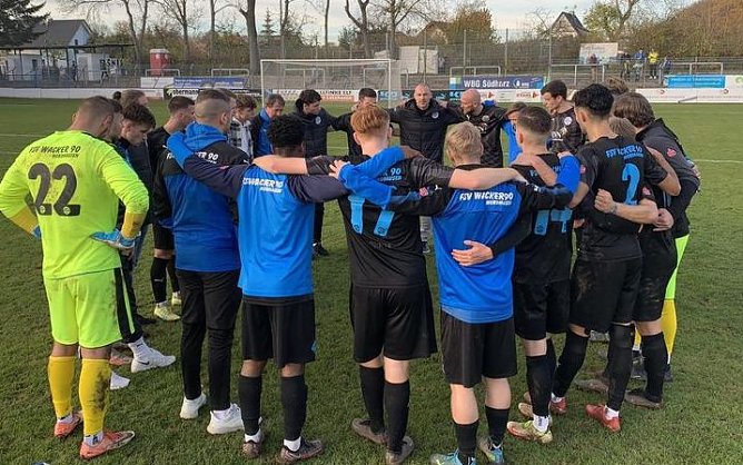 Hängende Köpfe bei den Wacker-Spielern nach der Partie (Foto: M.Liedke) Hängende Köpfe bei den Wacker-Spielern nach der Partie (Foto: M.Liedke)