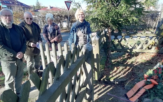 Kranzniederlegung in Sophienhof (Foto: W.Jörgens) Kranzniederlegung in Sophienhof (Foto: W.Jörgens)