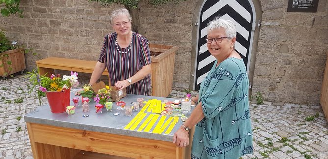 Erika Herzel (links im Bild mit einer Betreuerin des EKM-Standes) auf der BUGA f&uuml;r ihre Kirche im Einsatz - das Basteln ist eine ihrer Leidenschaften und kam auch hier zum Einsatz (Foto: Evangelischer Kirchenkreis S&uuml;dharz)