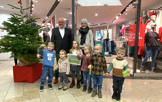 Torsten Pietzsch und Johanna Lautenbach mit f&uuml;nf "Eichenbergzwergen" aus Petersdorf  (Foto: oas)