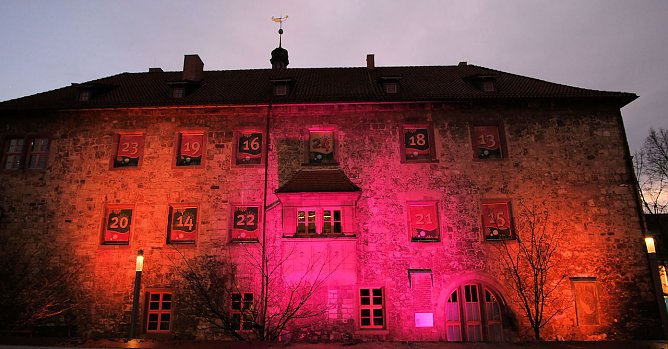 Ds altehrw&uuml;rdige Rathaus weihnachtliche beleuchtet (Foto: Peter Blei)