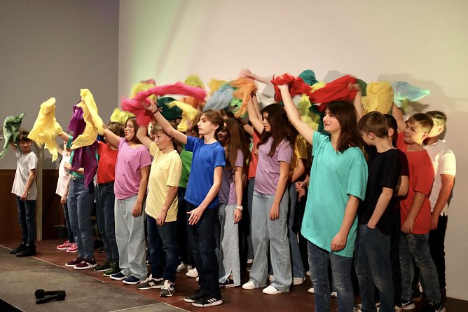 Polnische und deutsche Sch&uuml;ler in der Stadtbibliothek (Foto: J.Piper)
