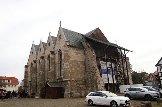 Die Au&szlig;enfassade soll in den n&auml;chsten Jahren ihre T&uuml;rme zur&uuml;ckerhalten (Foto: agl)