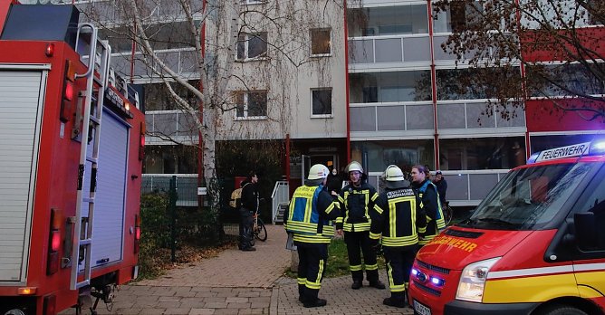Feuerwehrleute nach dem Einsatz gestern Nachmittag im Zucker weg (Foto: Angelo Glashagel)
