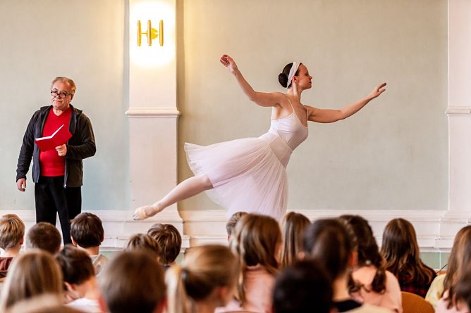 Das Duo Ruggieri trat am 1. Dezember im Humboldt-Gymnasium auf (Foto: Christoph Keil) Das Duo Ruggieri trat am 1. Dezember im Humboldt-Gymnasium auf (Foto: Christoph Keil)
